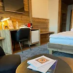 Boutique Art De Vivre & Hotell Crans-Montana
