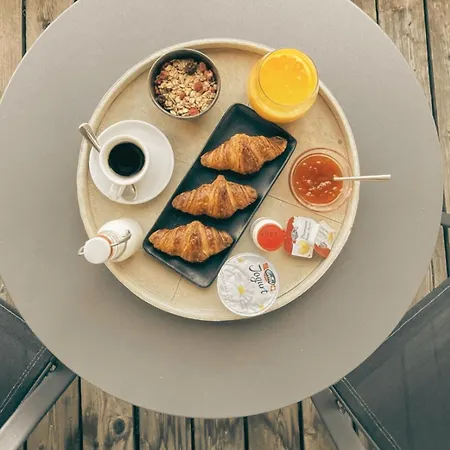 Boutique Art De Vivre & Отель