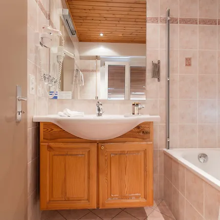 Boutique Art De Vivre & 4*